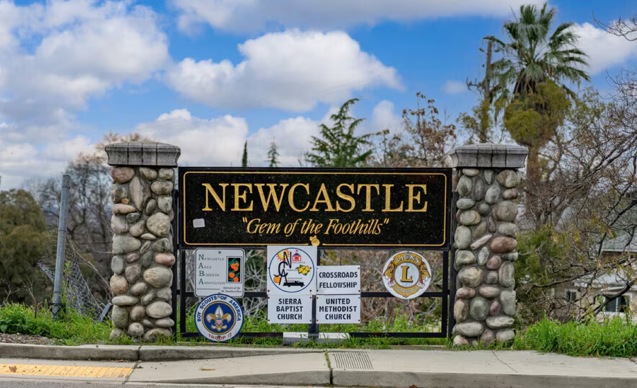 Newcastle — Gem of the Foothills sign